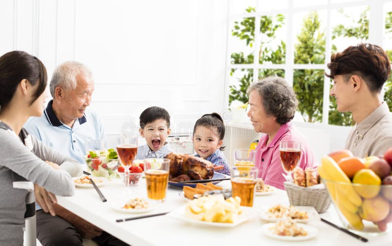 Aziatische familie die dinner thuis hebben royalty-vrije stock afbeelding Aziatische familie die dinner thuis hebben royalty-vrije stock afbeelding
